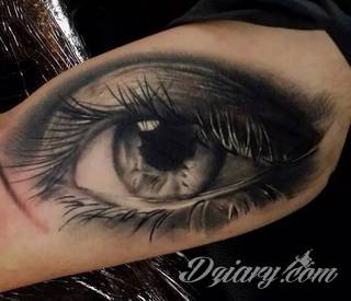 Niesamowite w swojej formie tatuaże-rękawy zajmują cała powierzchnię ramiona i przedramiona. Tworzą jednolitą zdobiącą ciało całość. Taki graficzny rękaw na skórze to tatuaż szczególnie ciekawy w przypadku aktywnych, silnych mężczyzn. 