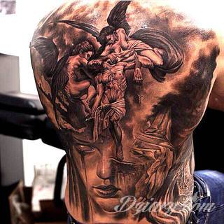 Niesamowite w swojej formie tatuaże-rękawy zajmują cała powierzchnię ramiona i przedramiona. Tworzą jednolitą zdobiącą ciało całość. Taki graficzny rękaw na skórze to tatuaż szczególnie ciekawy w przypadku aktywnych, silnych mężczyzn. 