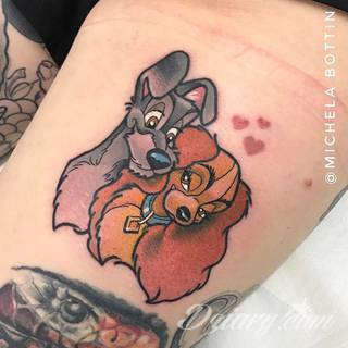 Niesamowite w swojej formie tatuaże-rękawy zajmują cała powierzchnię ramiona i przedramiona. Tworzą jednolitą zdobiącą ciało całość. Taki graficzny rękaw na skórze to tatuaż szczególnie ciekawy w przypadku aktywnych, silnych mężczyzn. 