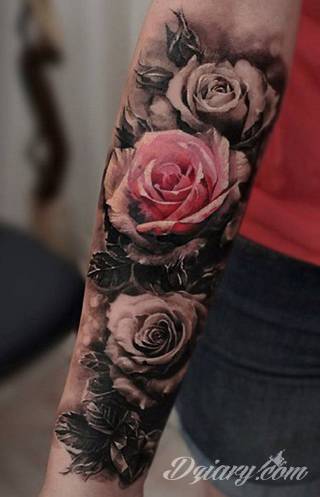 Niesamowite w swojej formie tatuaże-rękawy zajmują cała powierzchnię ramiona i przedramiona. Tworzą jednolitą zdobiącą ciało całość. Taki graficzny rękaw na skórze to tatuaż szczególnie ciekawy w przypadku aktywnych, silnych mężczyzn. 