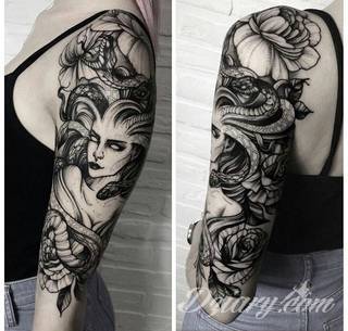 Niesamowite w swojej formie tatuaże-rękawy zajmują cała powierzchnię ramiona i przedramiona. Tworzą jednolitą zdobiącą ciało całość. Taki graficzny rękaw na skórze to tatuaż szczególnie ciekawy w przypadku aktywnych, silnych mężczyzn. 