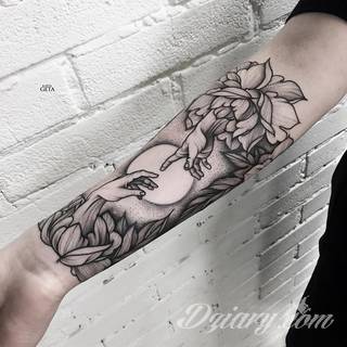 Niesamowite w swojej formie tatuaże-rękawy zajmują cała powierzchnię ramiona i przedramiona. Tworzą jednolitą zdobiącą ciało całość. Taki graficzny rękaw na skórze to tatuaż szczególnie ciekawy w przypadku aktywnych, silnych mężczyzn. 