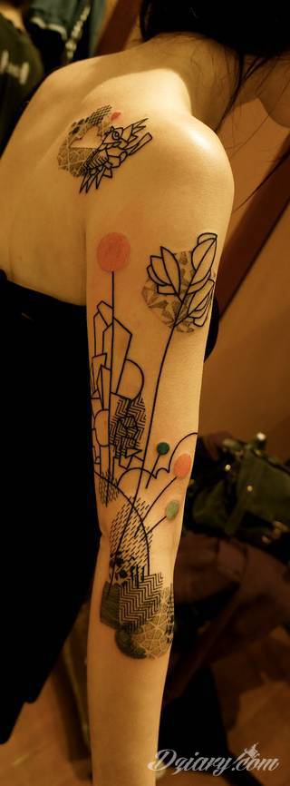 Niesamowite w swojej formie tatuaże-rękawy zajmują cała powierzchnię ramiona i przedramiona. Tworzą jednolitą zdobiącą ciało całość. Taki graficzny rękaw na skórze to tatuaż szczególnie ciekawy w przypadku aktywnych, silnych mężczyzn. 