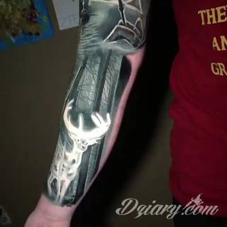 Niesamowite w swojej formie tatuaże-rękawy zajmują cała powierzchnię ramiona i przedramiona. Tworzą jednolitą zdobiącą ciało całość. Taki graficzny rękaw na skórze to tatuaż szczególnie ciekawy w przypadku aktywnych, silnych mężczyzn. 