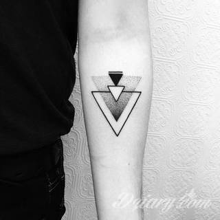 Niesamowite w swojej formie tatuaże-rękawy zajmują cała powierzchnię ramiona i przedramiona. Tworzą jednolitą zdobiącą ciało całość. Taki graficzny rękaw na skórze to tatuaż szczególnie ciekawy w przypadku aktywnych, silnych mężczyzn. 