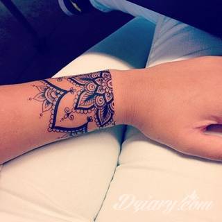 Niesamowite w swojej formie tatuaże-rękawy zajmują cała powierzchnię ramiona i przedramiona. Tworzą jednolitą zdobiącą ciało całość. Taki graficzny rękaw na skórze to tatuaż szczególnie ciekawy w przypadku aktywnych, silnych mężczyzn. 