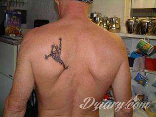 Niesamowite w swojej formie tatuaże-rękawy zajmują cała powierzchnię ramiona i przedramiona. Tworzą jednolitą zdobiącą ciało całość. Taki graficzny rękaw na skórze to tatuaż szczególnie ciekawy w przypadku aktywnych, silnych mężczyzn. 