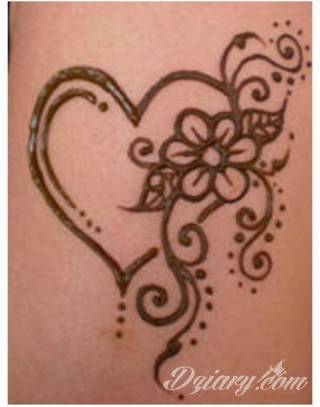 Niesamowite w swojej formie tatuaże-rękawy zajmują cała powierzchnię ramiona i przedramiona. Tworzą jednolitą zdobiącą ciało całość. Taki graficzny rękaw na skórze to tatuaż szczególnie ciekawy w przypadku aktywnych, silnych mężczyzn. 