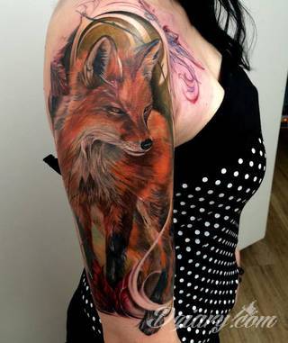 Niesamowite w swojej formie tatuaże-rękawy zajmują cała powierzchnię ramiona i przedramiona. Tworzą jednolitą zdobiącą ciało całość. Taki graficzny rękaw na skórze to tatuaż szczególnie ciekawy w przypadku aktywnych, silnych mężczyzn. 