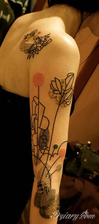 Niesamowite w swojej formie tatuaże-rękawy zajmują cała powierzchnię ramiona i przedramiona. Tworzą jednolitą zdobiącą ciało całość. Taki graficzny rękaw na skórze to tatuaż szczególnie ciekawy w przypadku aktywnych, silnych mężczyzn. 