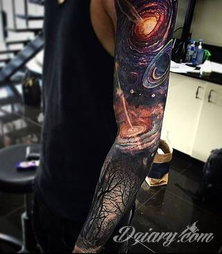 Niesamowite w swojej formie tatuaże-rękawy zajmują cała powierzchnię ramiona i przedramiona. Tworzą jednolitą zdobiącą ciało całość. Taki graficzny rękaw na skórze to tatuaż szczególnie ciekawy w przypadku aktywnych, silnych mężczyzn. 