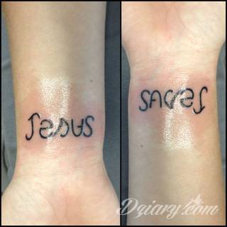 Niesamowite w swojej formie tatuaże-rękawy zajmują cała powierzchnię ramiona i przedramiona. Tworzą jednolitą zdobiącą ciało całość. Taki graficzny rękaw na skórze to tatuaż szczególnie ciekawy w przypadku aktywnych, silnych mężczyzn. 