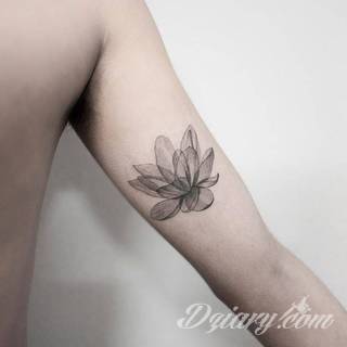 Niesamowite w swojej formie tatuaże-rękawy zajmują cała powierzchnię ramiona i przedramiona. Tworzą jednolitą zdobiącą ciało całość. Taki graficzny rękaw na skórze to tatuaż szczególnie ciekawy w przypadku aktywnych, silnych mężczyzn. 