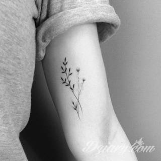 Niesamowite w swojej formie tatuaże-rękawy zajmują cała powierzchnię ramiona i przedramiona. Tworzą jednolitą zdobiącą ciało całość. Taki graficzny rękaw na skórze to tatuaż szczególnie ciekawy w przypadku aktywnych, silnych mężczyzn. 