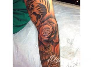 Niesamowite w swojej formie tatuaże-rękawy zajmują cała powierzchnię ramiona i przedramiona. Tworzą jednolitą zdobiącą ciało całość. Taki graficzny rękaw na skórze to tatuaż szczególnie ciekawy w przypadku aktywnych, silnych mężczyzn. 