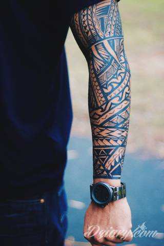 Niesamowite w swojej formie tatuaże-rękawy zajmują cała powierzchnię ramiona i przedramiona. Tworzą jednolitą zdobiącą ciało całość. Taki graficzny rękaw na skórze to tatuaż szczególnie ciekawy w przypadku aktywnych, silnych mężczyzn. 