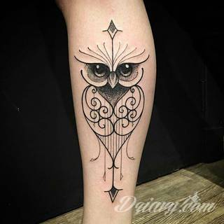 Niesamowite w swojej formie tatuaże-rękawy zajmują cała powierzchnię ramiona i przedramiona. Tworzą jednolitą zdobiącą ciało całość. Taki graficzny rękaw na skórze to tatuaż szczególnie ciekawy w przypadku aktywnych, silnych mężczyzn. 