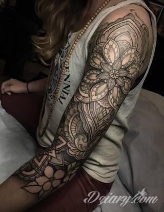 Niesamowite w swojej formie tatuaże-rękawy zajmują cała powierzchnię ramiona i przedramiona. Tworzą jednolitą zdobiącą ciało całość. Taki graficzny rękaw na skórze to tatuaż szczególnie ciekawy w przypadku aktywnych, silnych mężczyzn. 