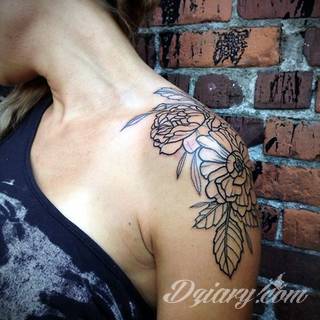 Niesamowite w swojej formie tatuaże-rękawy zajmują cała powierzchnię ramiona i przedramiona. Tworzą jednolitą zdobiącą ciało całość. Taki graficzny rękaw na skórze to tatuaż szczególnie ciekawy w przypadku aktywnych, silnych mężczyzn. 