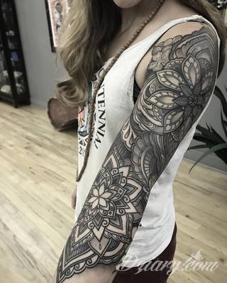 Niesamowite w swojej formie tatuaże-rękawy zajmują cała powierzchnię ramiona i przedramiona. Tworzą jednolitą zdobiącą ciało całość. Taki graficzny rękaw na skórze to tatuaż szczególnie ciekawy w przypadku aktywnych, silnych mężczyzn. 