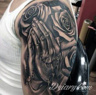 Niesamowite w swojej formie tatuaże-rękawy zajmują cała powierzchnię ramiona i przedramiona. Tworzą jednolitą zdobiącą ciało całość. Taki graficzny rękaw na skórze to tatuaż szczególnie ciekawy w przypadku aktywnych, silnych mężczyzn. 