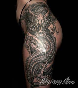 Niesamowite w swojej formie tatuaże-rękawy zajmują cała powierzchnię ramiona i przedramiona. Tworzą jednolitą zdobiącą ciało całość. Taki graficzny rękaw na skórze to tatuaż szczególnie ciekawy w przypadku aktywnych, silnych mężczyzn. 