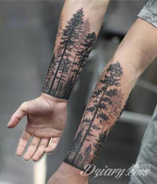 Niesamowite w swojej formie tatuaże-rękawy zajmują cała powierzchnię ramiona i przedramiona. Tworzą jednolitą zdobiącą ciało całość. Taki graficzny rękaw na skórze to tatuaż szczególnie ciekawy w przypadku aktywnych, silnych mężczyzn. 