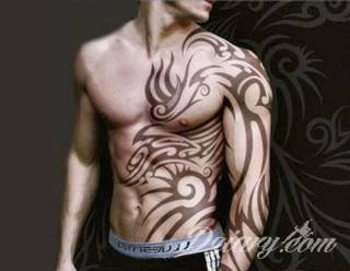 Niesamowite w swojej formie tatuaże-rękawy zajmują cała powierzchnię ramiona i przedramiona. Tworzą jednolitą zdobiącą ciało całość. Taki graficzny rękaw na skórze to tatuaż szczególnie ciekawy w przypadku aktywnych, silnych mężczyzn. 