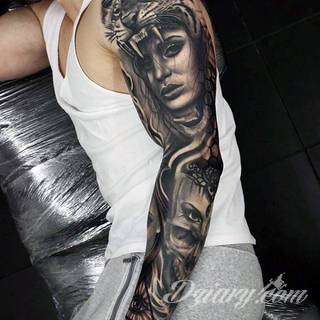 Niesamowite w swojej formie tatuaże-rękawy zajmują cała powierzchnię ramiona i przedramiona. Tworzą jednolitą zdobiącą ciało całość. Taki graficzny rękaw na skórze to tatuaż szczególnie ciekawy w przypadku aktywnych, silnych mężczyzn. 