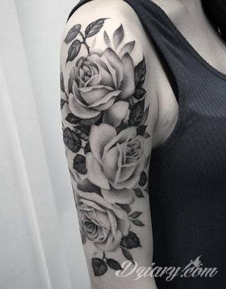 Niesamowite w swojej formie tatuaże-rękawy zajmują cała powierzchnię ramiona i przedramiona. Tworzą jednolitą zdobiącą ciało całość. Taki graficzny rękaw na skórze to tatuaż szczególnie ciekawy w przypadku aktywnych, silnych mężczyzn. 