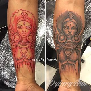 Niesamowite w swojej formie tatuaże-rękawy zajmują cała powierzchnię ramiona i przedramiona. Tworzą jednolitą zdobiącą ciało całość. Taki graficzny rękaw na skórze to tatuaż szczególnie ciekawy w przypadku aktywnych, silnych mężczyzn. 