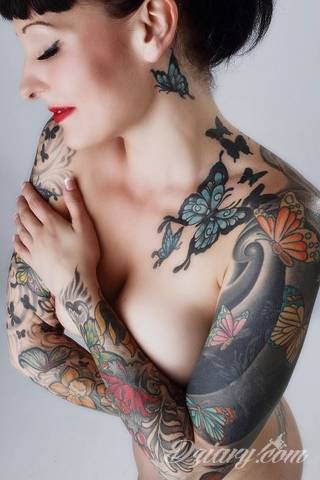 Niesamowite w swojej formie tatuaże-rękawy zajmują cała powierzchnię ramiona i przedramiona. Tworzą jednolitą zdobiącą ciało całość. Taki graficzny rękaw na skórze to tatuaż szczególnie ciekawy w przypadku aktywnych, silnych mężczyzn. 