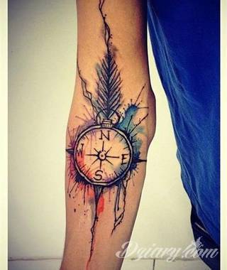 Niesamowite w swojej formie tatuaże-rękawy zajmują cała powierzchnię ramiona i przedramiona. Tworzą jednolitą zdobiącą ciało całość. Taki graficzny rękaw na skórze to tatuaż szczególnie ciekawy w przypadku aktywnych, silnych mężczyzn. 