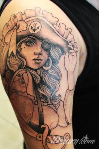 Niesamowite w swojej formie tatuaże-rękawy zajmują cała powierzchnię ramiona i przedramiona. Tworzą jednolitą zdobiącą ciało całość. Taki graficzny rękaw na skórze to tatuaż szczególnie ciekawy w przypadku aktywnych, silnych mężczyzn. 