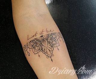 Niesamowite w swojej formie tatuaże-rękawy zajmują cała powierzchnię ramiona i przedramiona. Tworzą jednolitą zdobiącą ciało całość. Taki graficzny rękaw na skórze to tatuaż szczególnie ciekawy w przypadku aktywnych, silnych mężczyzn. 