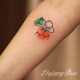 Niesamowite w swojej formie tatuaże-rękawy zajmują cała powierzchnię ramiona i przedramiona. Tworzą jednolitą zdobiącą ciało całość. Taki graficzny rękaw na skórze to tatuaż szczególnie ciekawy w przypadku aktywnych, silnych mężczyzn. 