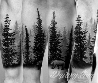 Niesamowite w swojej formie tatuaże-rękawy zajmują cała powierzchnię ramiona i przedramiona. Tworzą jednolitą zdobiącą ciało całość. Taki graficzny rękaw na skórze to tatuaż szczególnie ciekawy w przypadku aktywnych, silnych mężczyzn. 