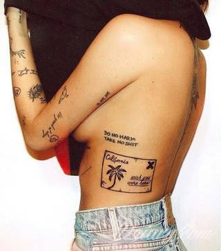 Niesamowite w swojej formie tatuaże-rękawy zajmują cała powierzchnię ramiona i przedramiona. Tworzą jednolitą zdobiącą ciało całość. Taki graficzny rękaw na skórze to tatuaż szczególnie ciekawy w przypadku aktywnych, silnych mężczyzn. 