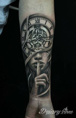 Niesamowite w swojej formie tatuaże-rękawy zajmują cała powierzchnię ramiona i przedramiona. Tworzą jednolitą zdobiącą ciało całość. Taki graficzny rękaw na skórze to tatuaż szczególnie ciekawy w przypadku aktywnych, silnych mężczyzn. 