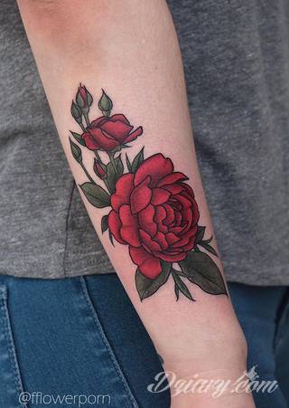 Niesamowite w swojej formie tatuaże-rękawy zajmują cała powierzchnię ramiona i przedramiona. Tworzą jednolitą zdobiącą ciało całość. Taki graficzny rękaw na skórze to tatuaż szczególnie ciekawy w przypadku aktywnych, silnych mężczyzn. 