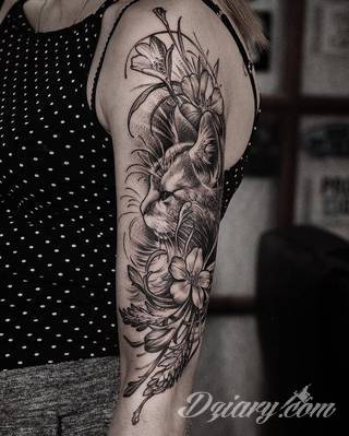 Niesamowite w swojej formie tatuaże-rękawy zajmują cała powierzchnię ramiona i przedramiona. Tworzą jednolitą zdobiącą ciało całość. Taki graficzny rękaw na skórze to tatuaż szczególnie ciekawy w przypadku aktywnych, silnych mężczyzn. 