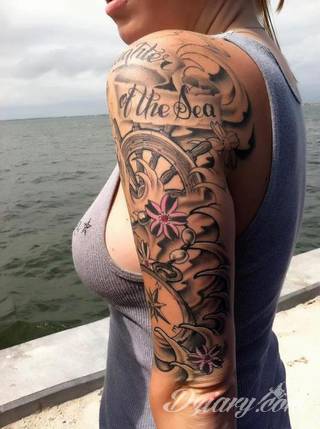 Niesamowite w swojej formie tatuaże-rękawy zajmują cała powierzchnię ramiona i przedramiona. Tworzą jednolitą zdobiącą ciało całość. Taki graficzny rękaw na skórze to tatuaż szczególnie ciekawy w przypadku aktywnych, silnych mężczyzn. 