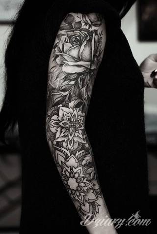 Niesamowite w swojej formie tatuaże-rękawy zajmują cała powierzchnię ramiona i przedramiona. Tworzą jednolitą zdobiącą ciało całość. Taki graficzny rękaw na skórze to tatuaż szczególnie ciekawy w przypadku aktywnych, silnych mężczyzn. 