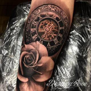 Niesamowite w swojej formie tatuaże-rękawy zajmują cała powierzchnię ramiona i przedramiona. Tworzą jednolitą zdobiącą ciało całość. Taki graficzny rękaw na skórze to tatuaż szczególnie ciekawy w przypadku aktywnych, silnych mężczyzn. 