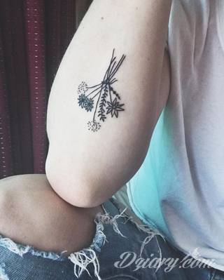 Niesamowite w swojej formie tatuaże-rękawy zajmują cała powierzchnię ramiona i przedramiona. Tworzą jednolitą zdobiącą ciało całość. Taki graficzny rękaw na skórze to tatuaż szczególnie ciekawy w przypadku aktywnych, silnych mężczyzn. 