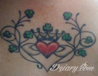 Niesamowite w swojej formie tatuaże-rękawy zajmują cała powierzchnię ramiona i przedramiona. Tworzą jednolitą zdobiącą ciało całość. Taki graficzny rękaw na skórze to tatuaż szczególnie ciekawy w przypadku aktywnych, silnych mężczyzn. 