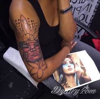 Niesamowite w swojej formie tatuaże-rękawy zajmują cała powierzchnię ramiona i przedramiona. Tworzą jednolitą zdobiącą ciało całość. Taki graficzny rękaw na skórze to tatuaż szczególnie ciekawy w przypadku aktywnych, silnych mężczyzn. 