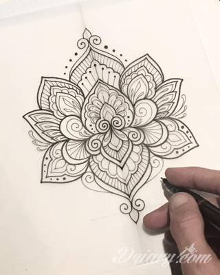 Niesamowite w swojej formie tatuaże-rękawy zajmują cała powierzchnię ramiona i przedramiona. Tworzą jednolitą zdobiącą ciało całość. Taki graficzny rękaw na skórze to tatuaż szczególnie ciekawy w przypadku aktywnych, silnych mężczyzn. 