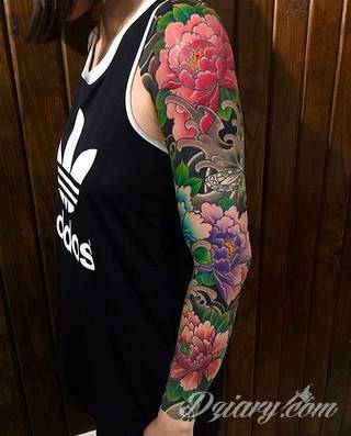 Niesamowite w swojej formie tatuaże-rękawy zajmują cała powierzchnię ramiona i przedramiona. Tworzą jednolitą zdobiącą ciało całość. Taki graficzny rękaw na skórze to tatuaż szczególnie ciekawy w przypadku aktywnych, silnych mężczyzn. 