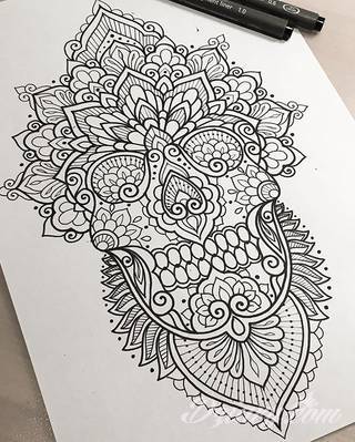 Niesamowite w swojej formie tatuaże-rękawy zajmują cała powierzchnię ramiona i przedramiona. Tworzą jednolitą zdobiącą ciało całość. Taki graficzny rękaw na skórze to tatuaż szczególnie ciekawy w przypadku aktywnych, silnych mężczyzn. 